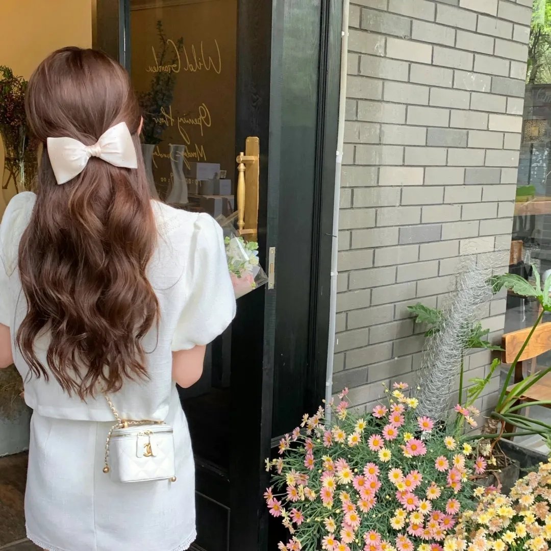 四个孩子走进银行